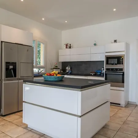 Propriete En Bord De Mer Avec Piscine Exceptionnelle *