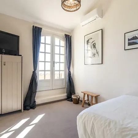Propriete En Bord De Mer Avec Piscine Exceptionnelle