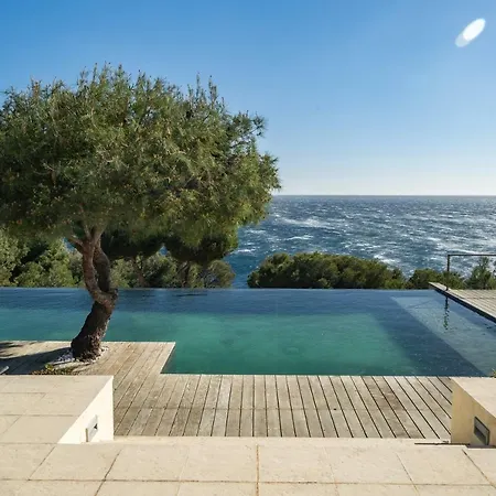 Propriete En Bord De Mer Avec Piscine Exceptionnelle *