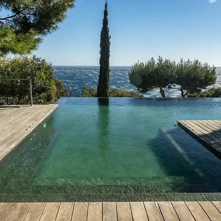 Propriete En Bord De Mer Avec Piscine Exceptionnelle *